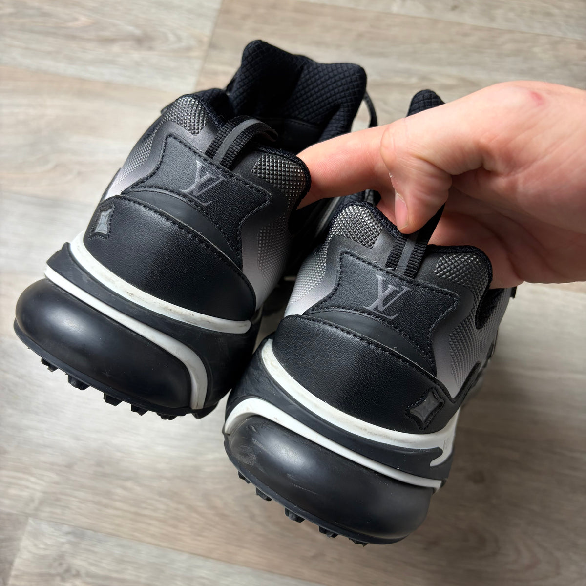 Louis Vuitton Tatic- 9.5