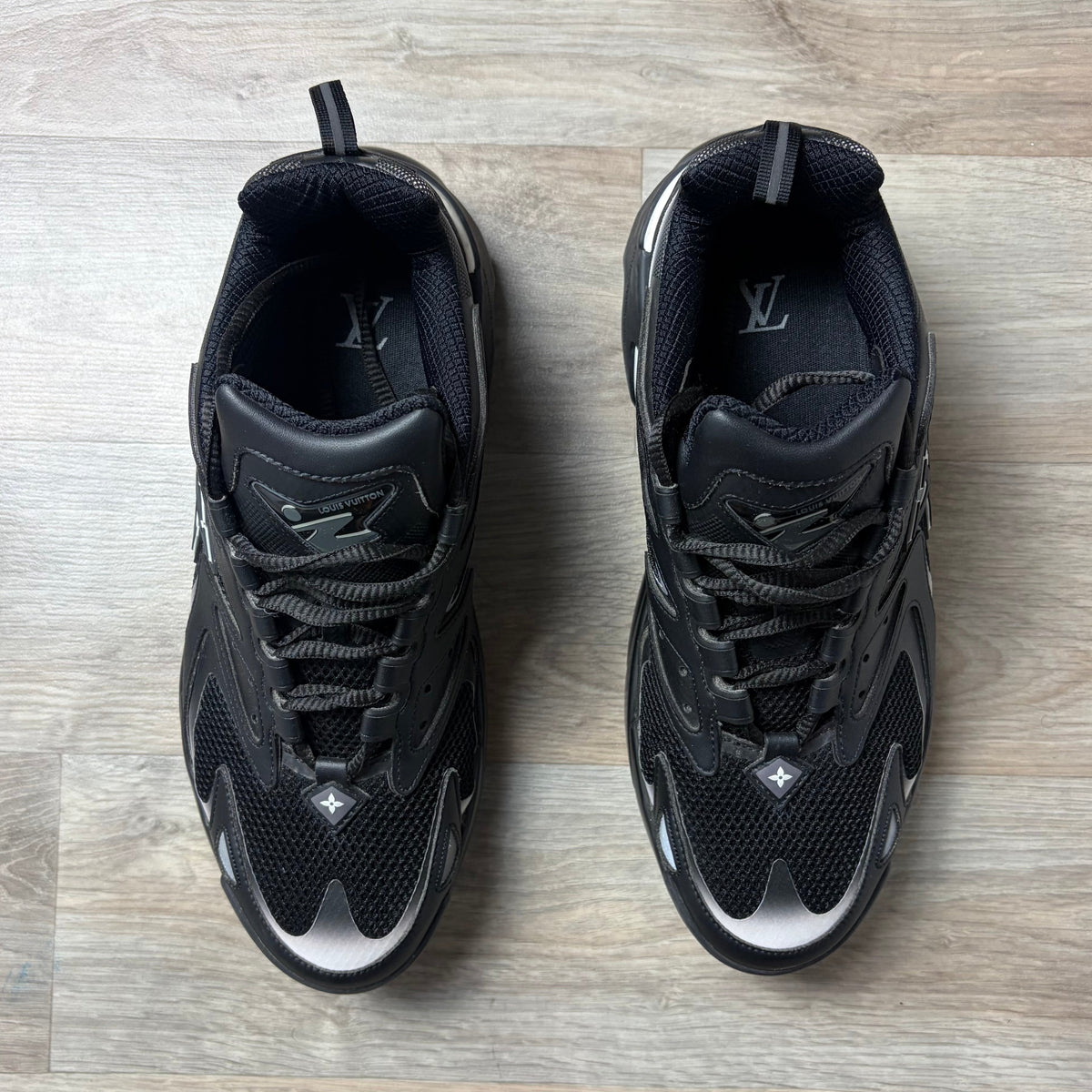 Louis Vuitton Tatic- 9.5