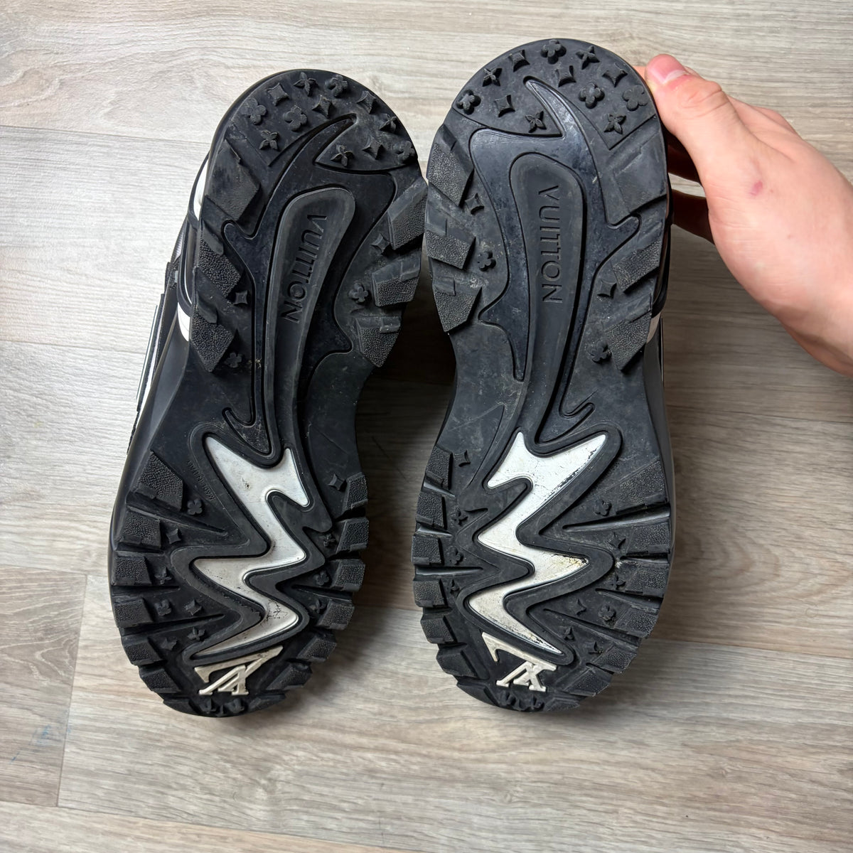 Louis Vuitton Tatic- 9.5