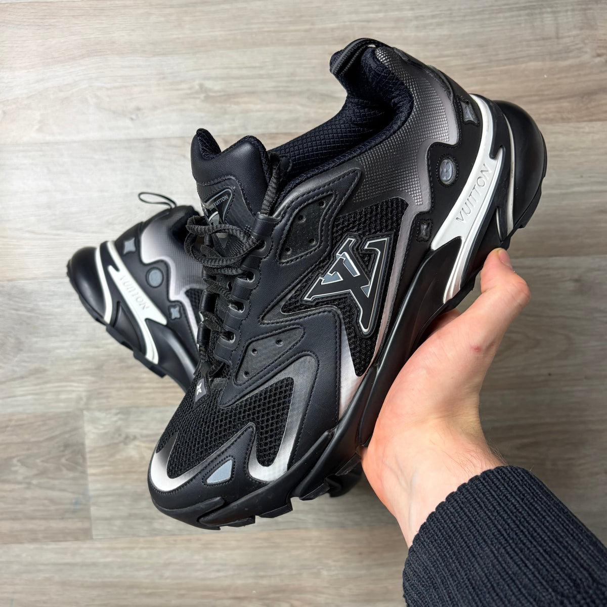 Louis Vuitton Tatic- 9.5