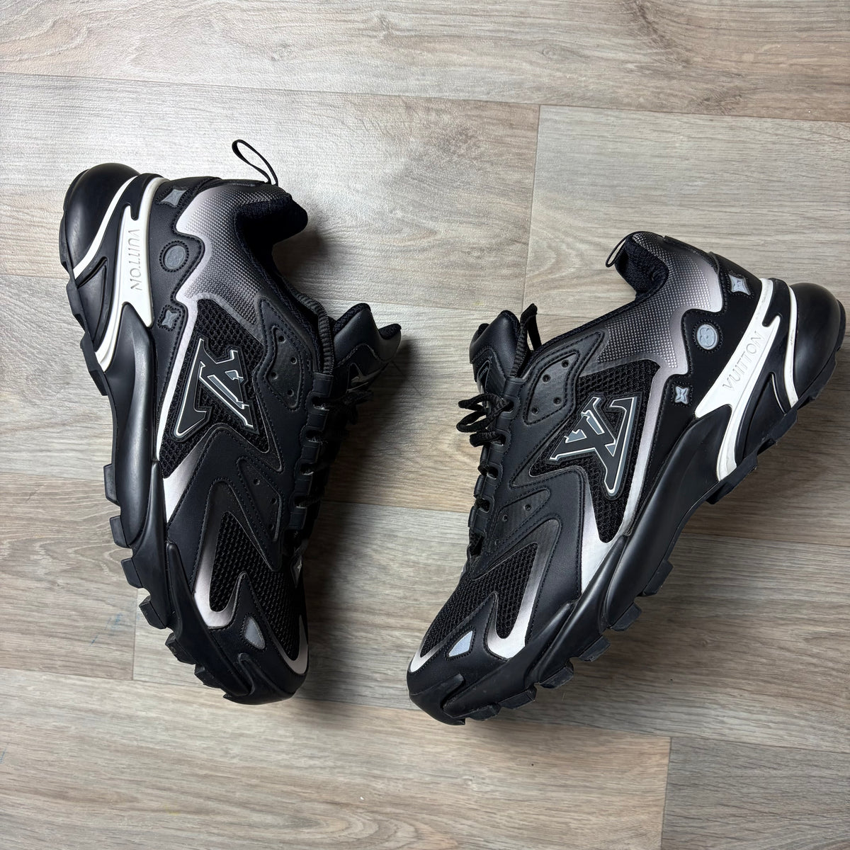 Louis Vuitton Tatic- 9.5
